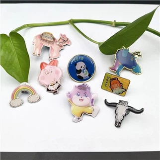 सूट पिन बैज