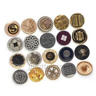 मोनोग्रामयुक्त पीतल रंगीन जाकेट बटन