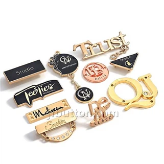 कपड़ों पर धातु का टैग